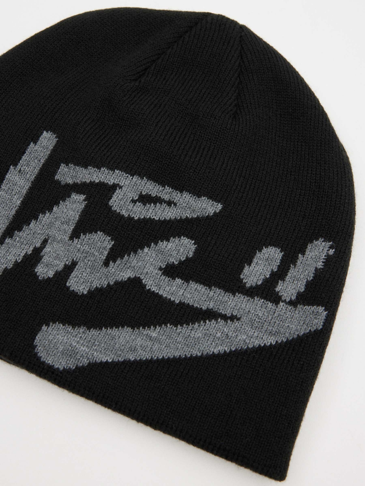 Gorro negro con grafitti negro vista detalle