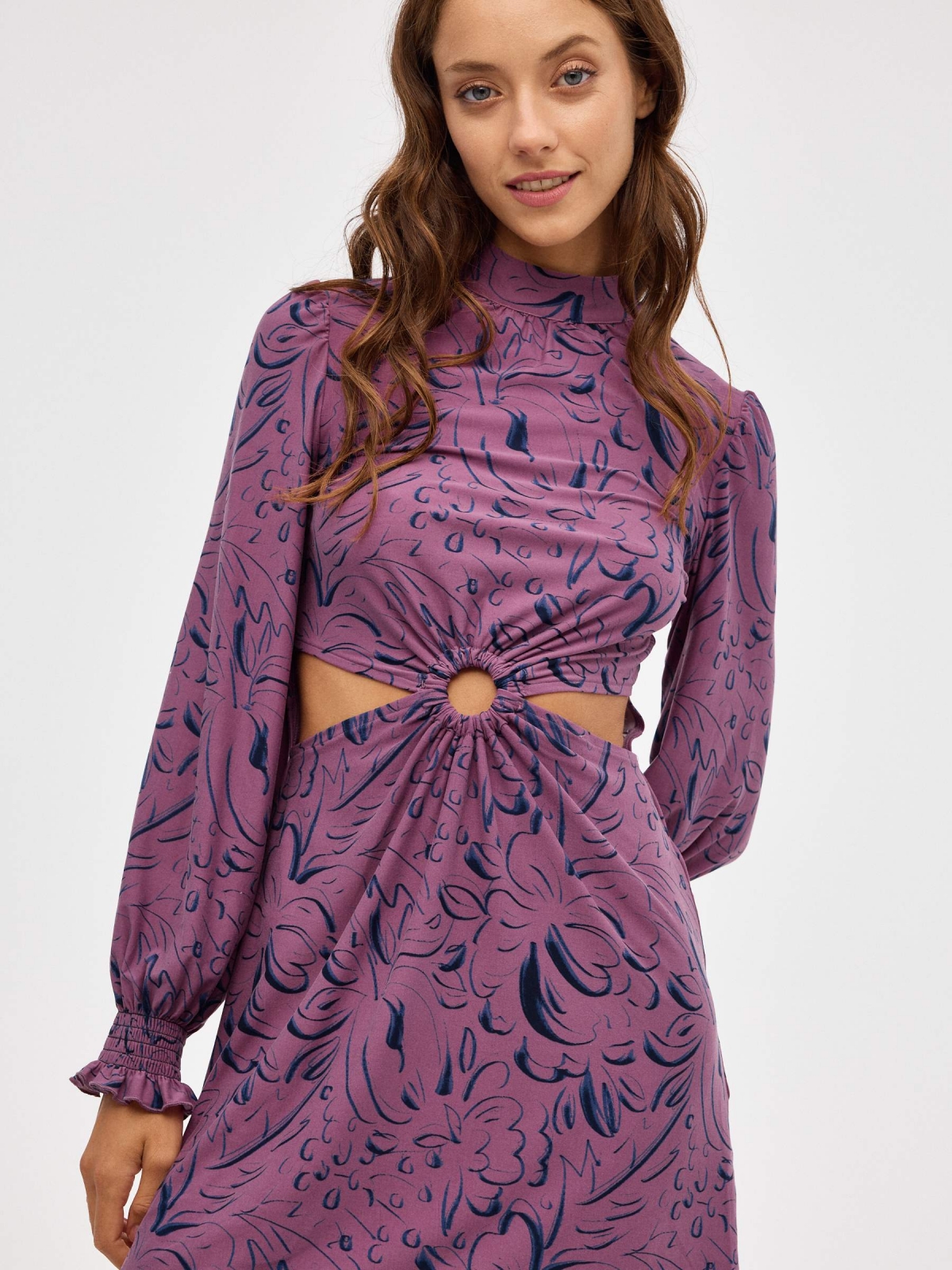 Vestido mini halter print cut out morado vista detalle