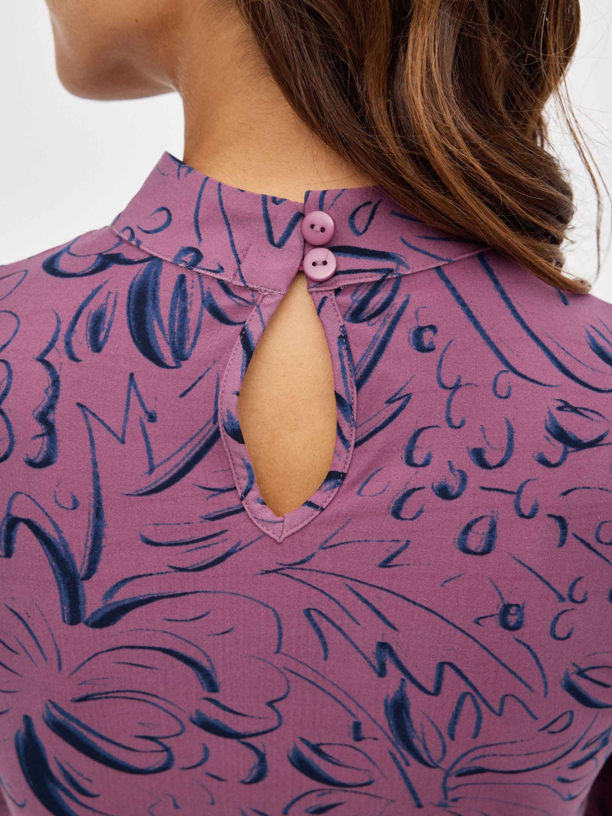 Vestido mini halter print cut out morado vista detalle