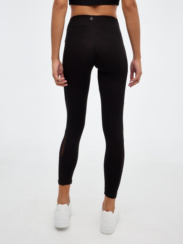 Legging com pormenor de rede preto vista meia traseira