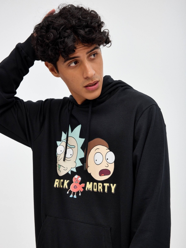 Sudadera Rick&Morty negro vista detalle