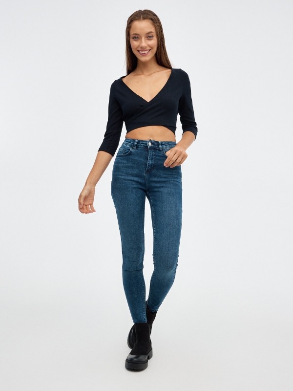 Top em cropped slim crossover preto vista geral frontal