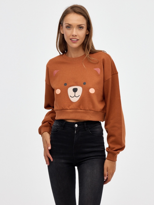 Sweatshirt cropped ursinho de peluche marrom vista meia frontal