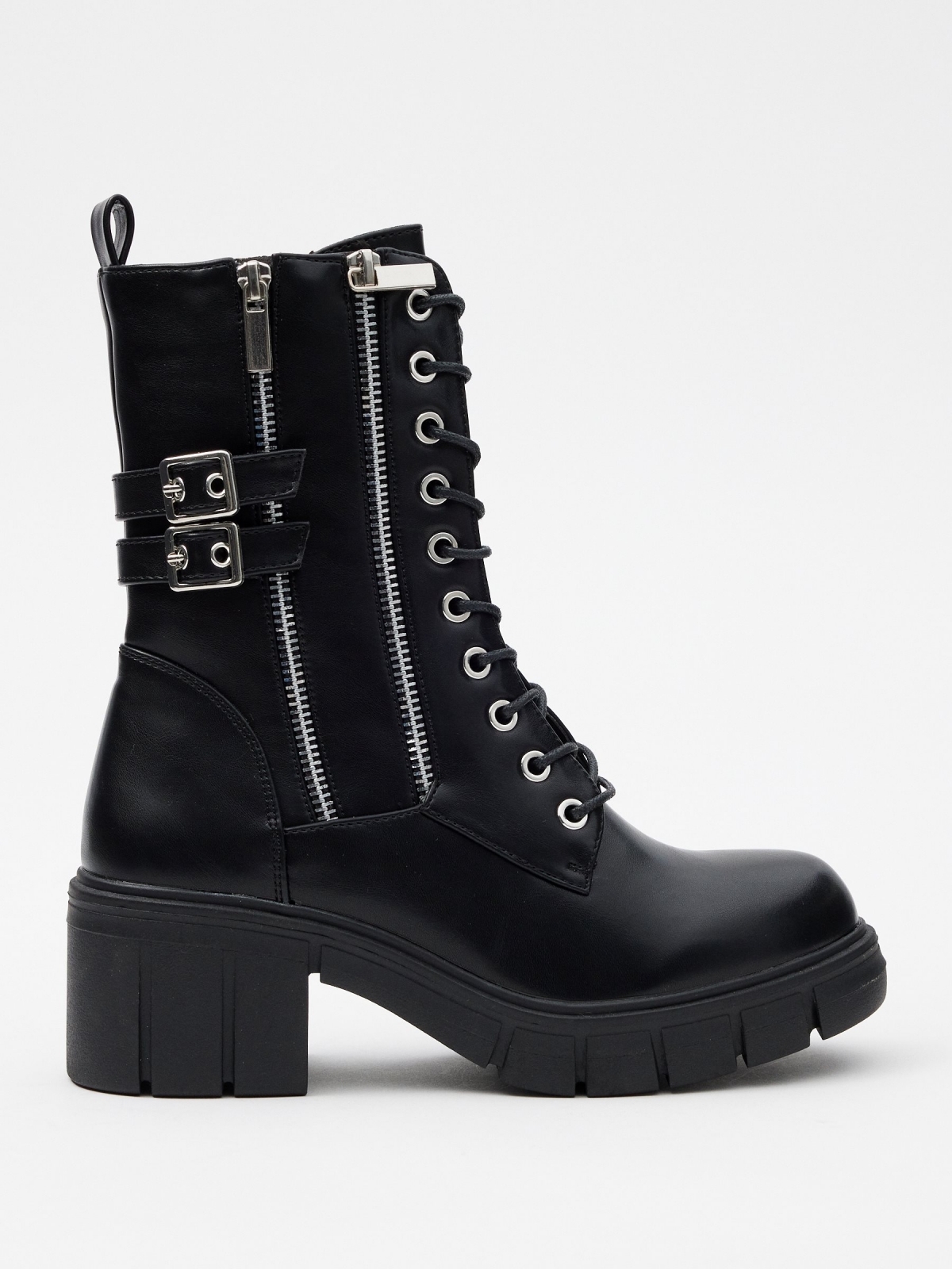 Botins com pregos e fivelas preto