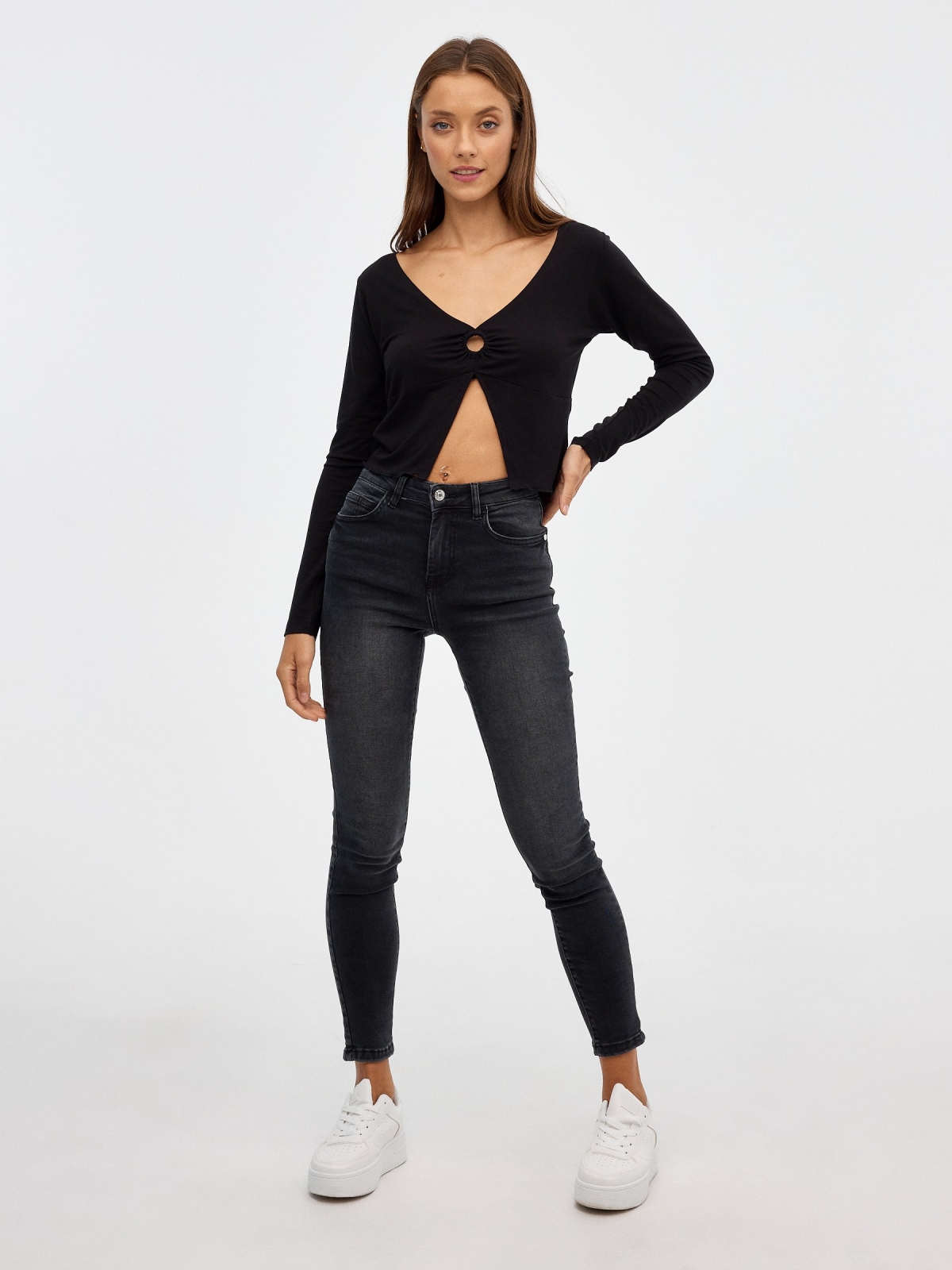 Crop top com fivela preto vista geral frontal