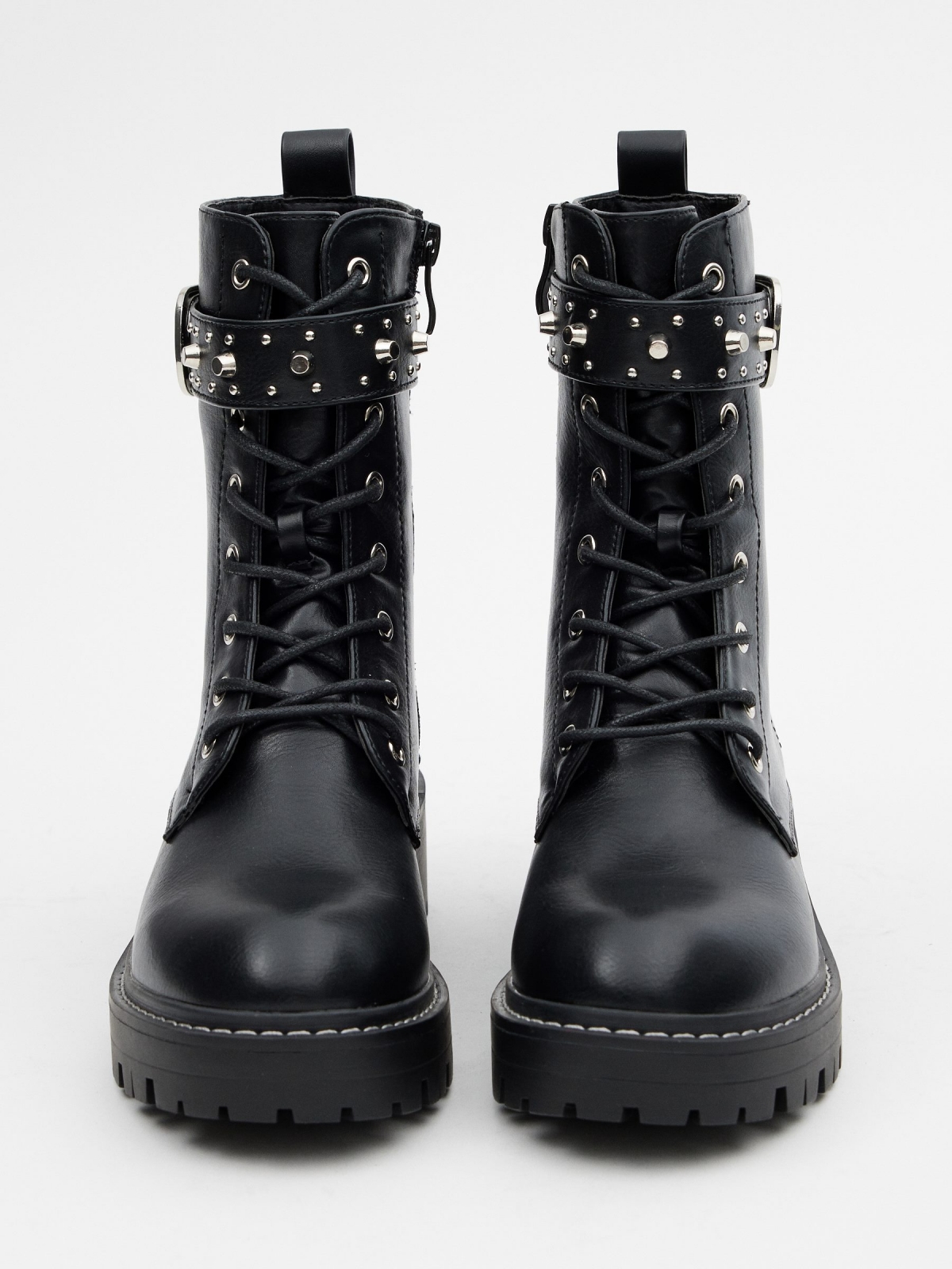 Botas con cordones hebilla y tachas negro vista detalle