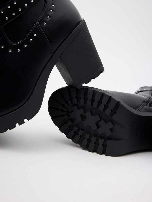 Botins com elástico e tachas preto vista detalhe