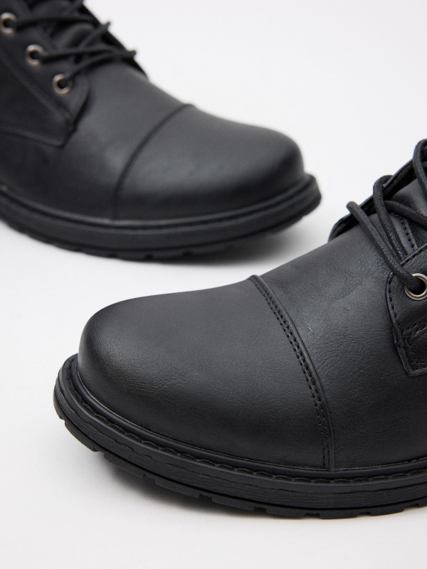 Bota de couro sintético com fivela preto vista detalhe