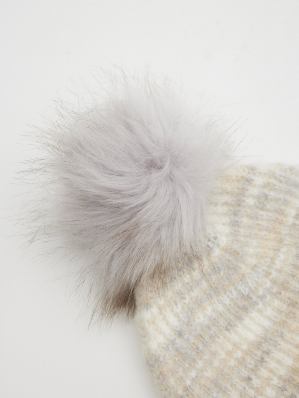 Gorro de malha com pompom cinza vista detalhe