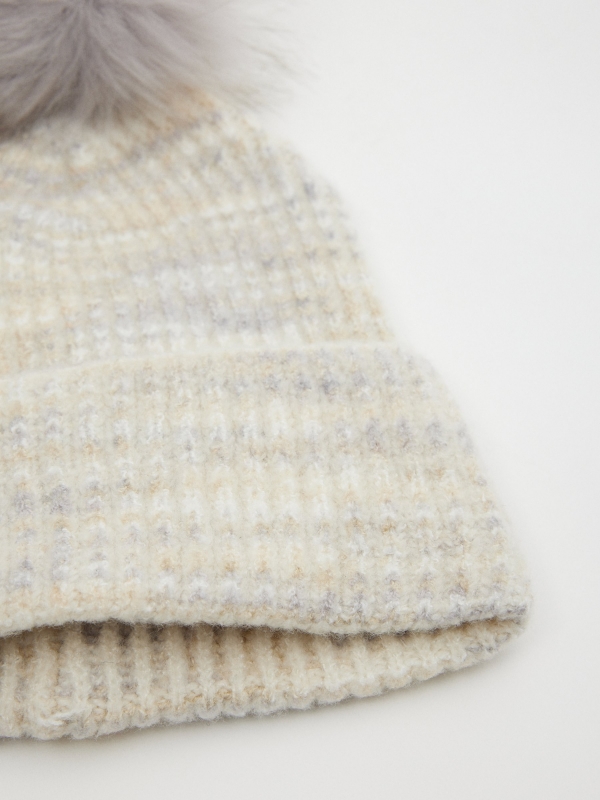 Gorro de malha com pompom cinza vista detalhe