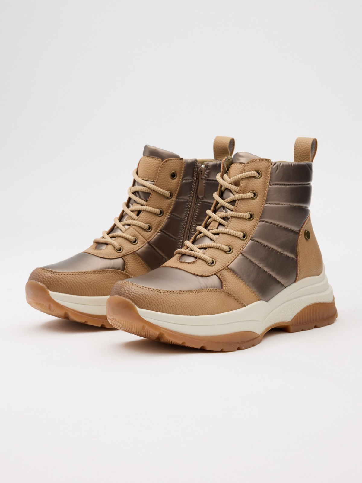 Bota deportiva nylon plataforma beige vista frontal 45º