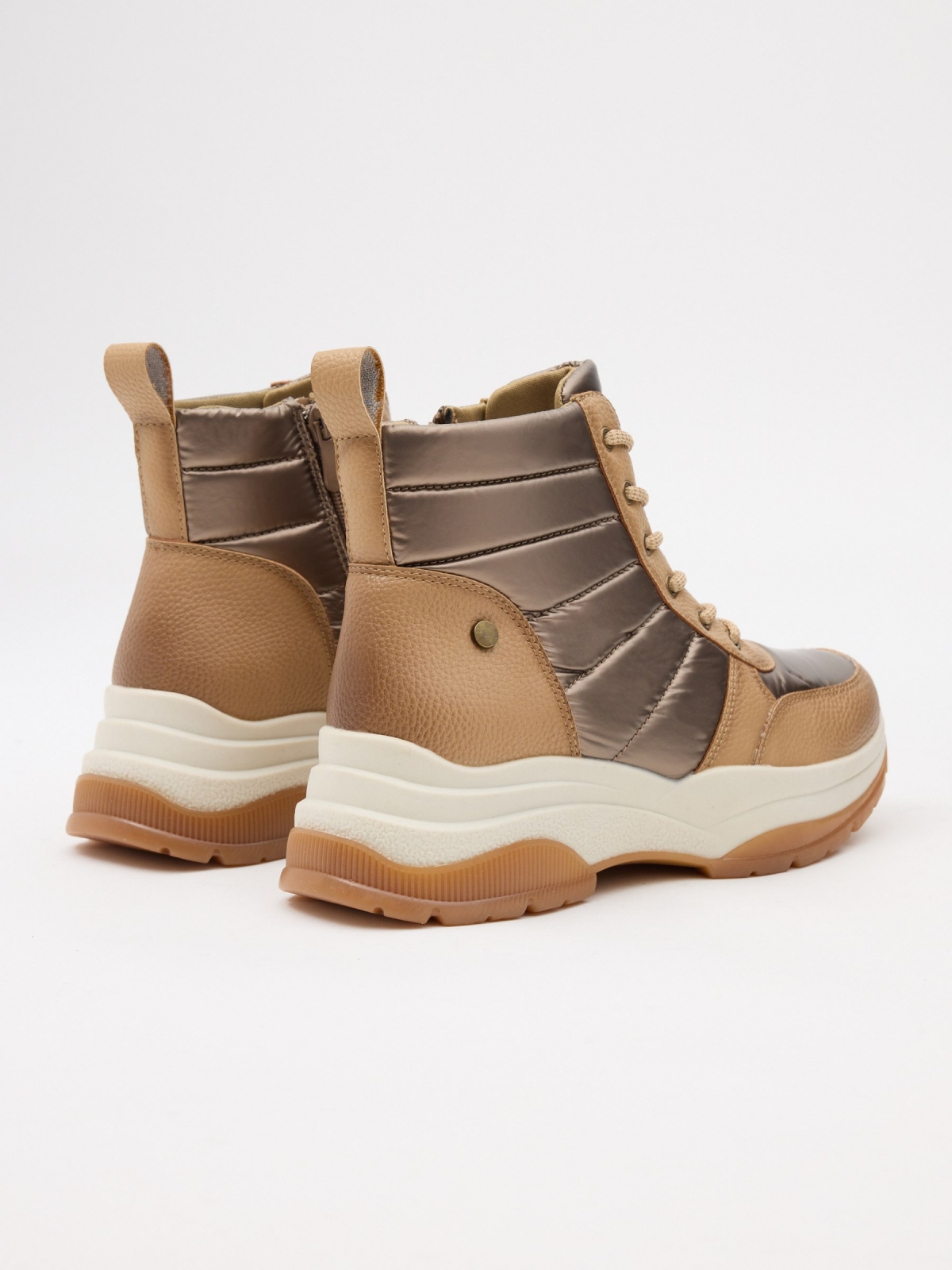 Bota deportiva nylon plataforma beige vista trasera 45º