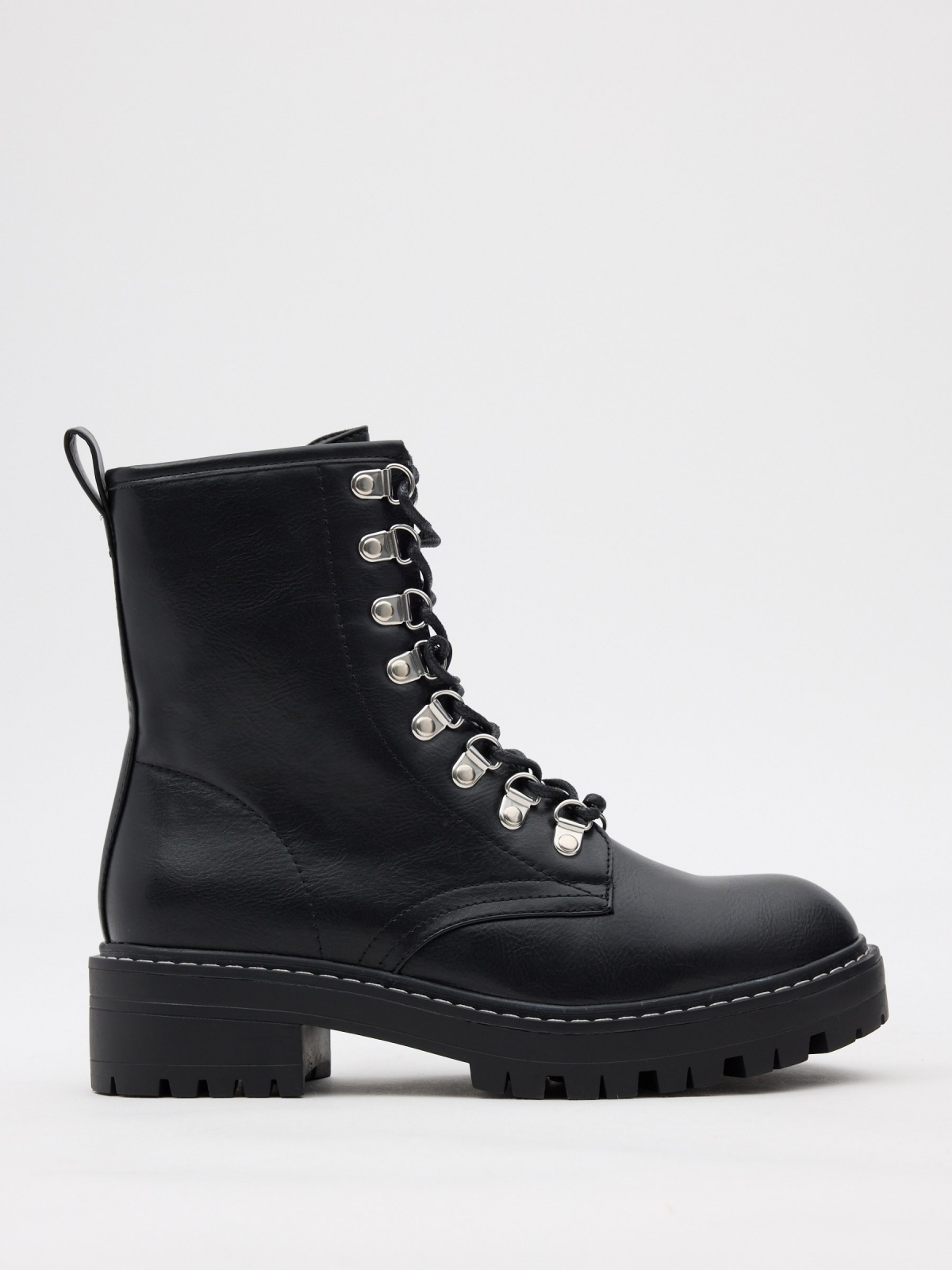 Botas com plataforma e cordões preto