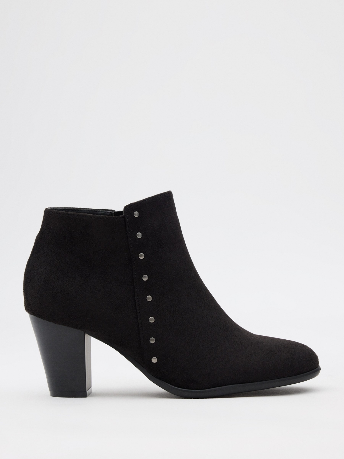 Botins de salto alto com tachas preto