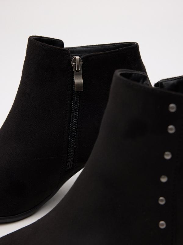 Botins de salto alto com tachas preto vista detalhe