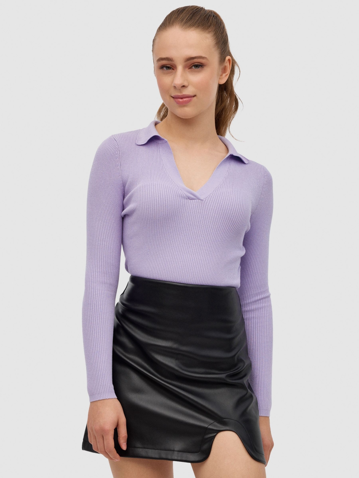 Camisola slim de gola redonda violeta vista meia frontal