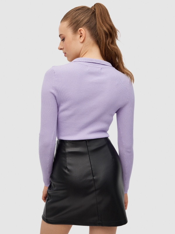 Jersey crop slim cuello de polo violeta vista media trasera