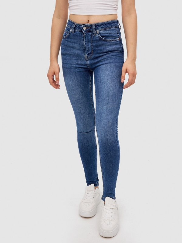 Jeans skinny de cintura subida azul vista meia frontal