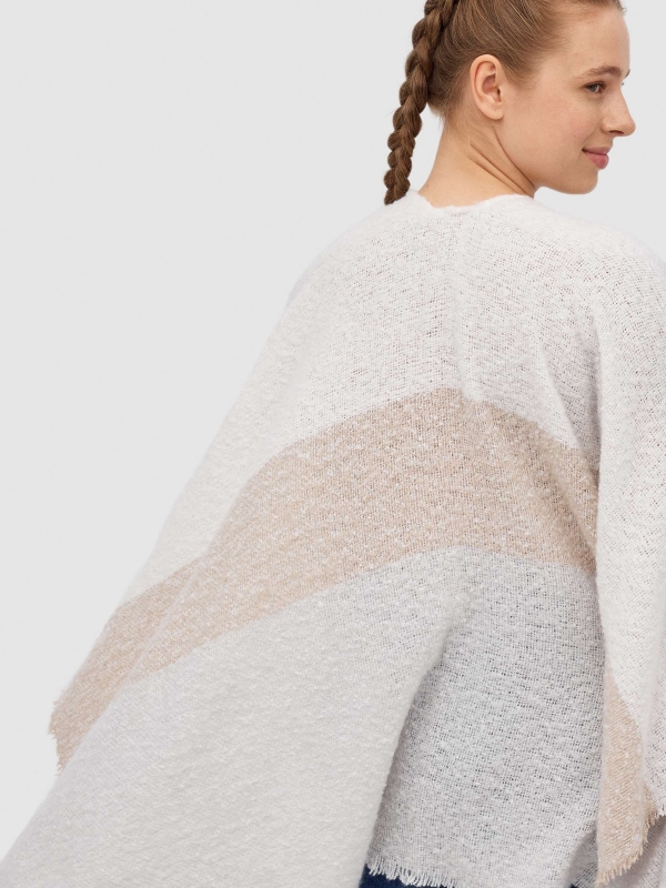 Bufanda tipo poncho color block beige vista detalle