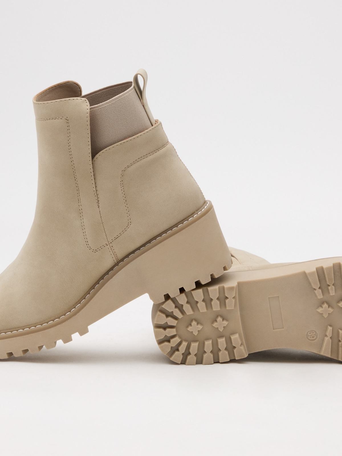 Wedge and elastic boots beige detail view