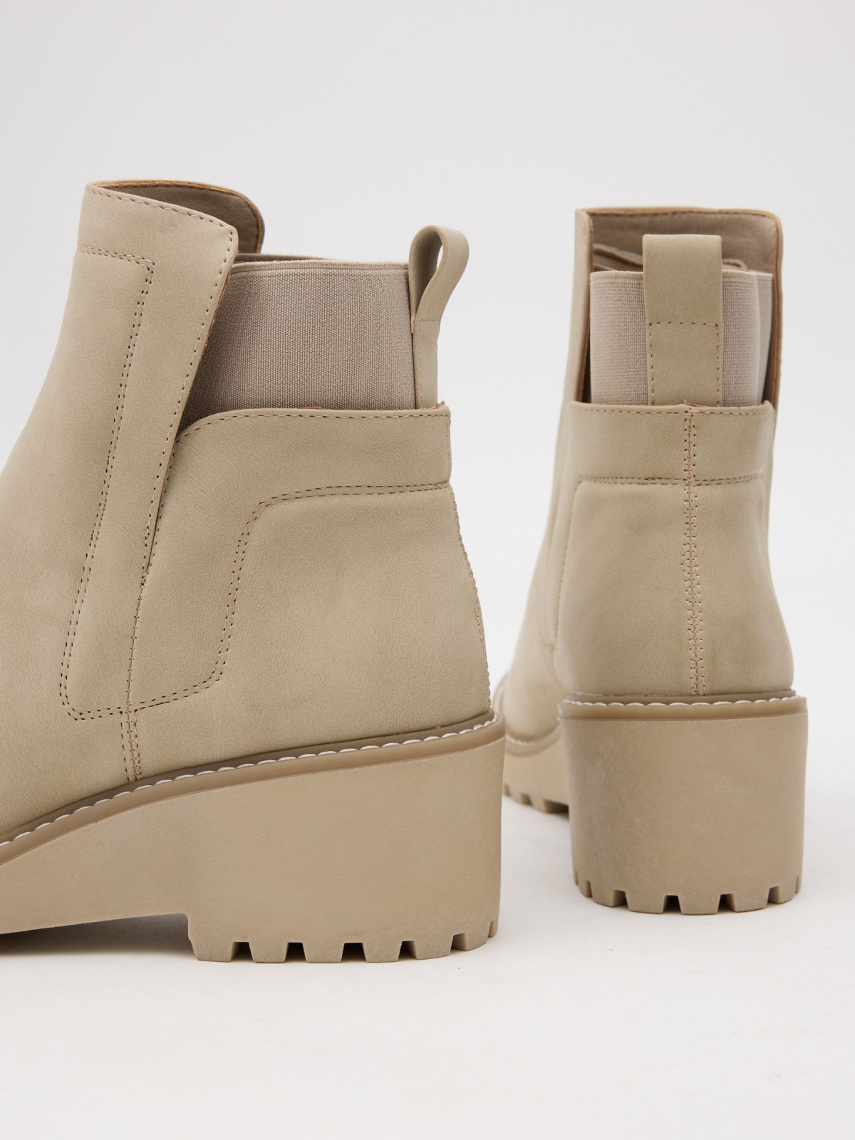 Wedge and elastic boots beige detail view