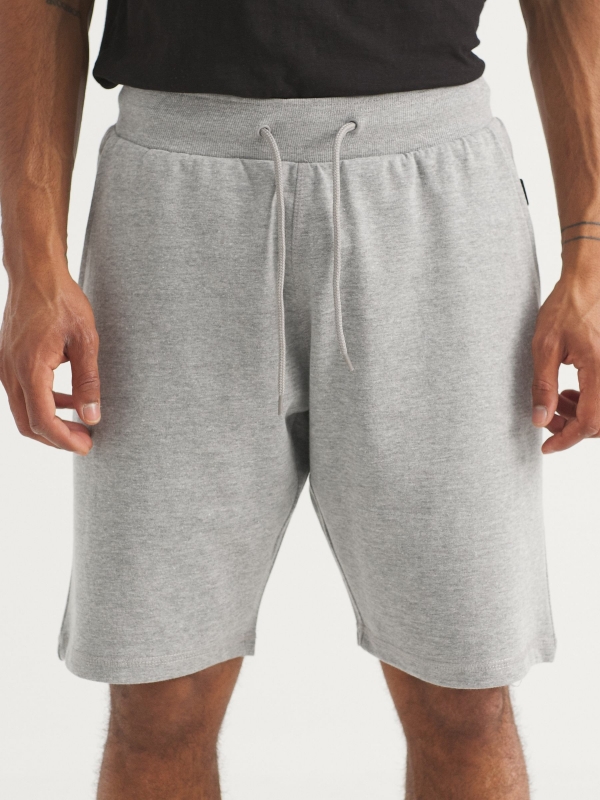 Bermuda jogger básica cinza vista meia frontal