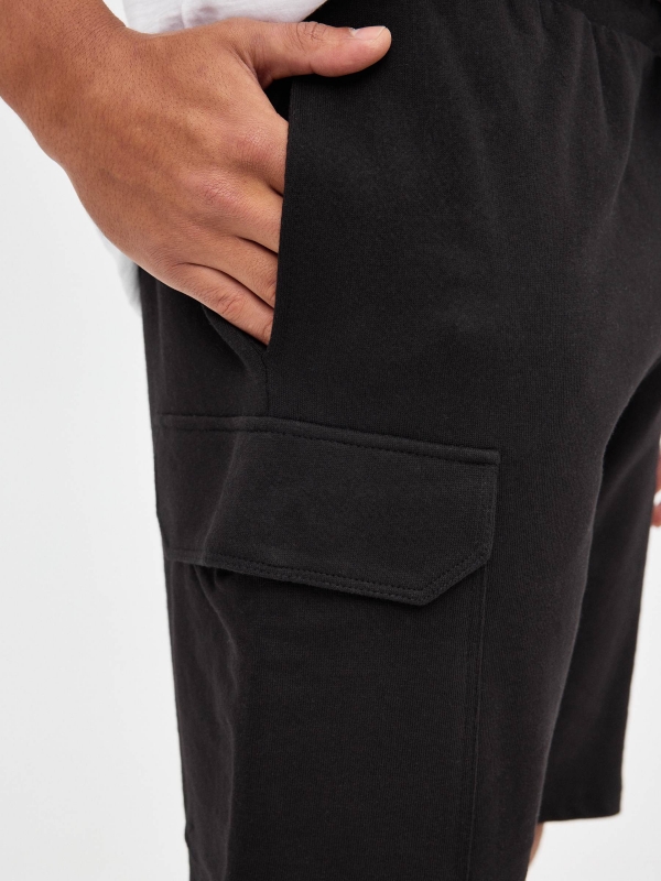 Bermuda jogger cargo negro vista detalle