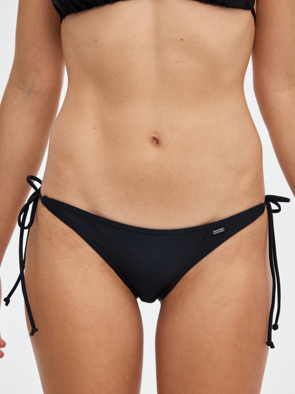 Knotted bikini bottoms black detail view