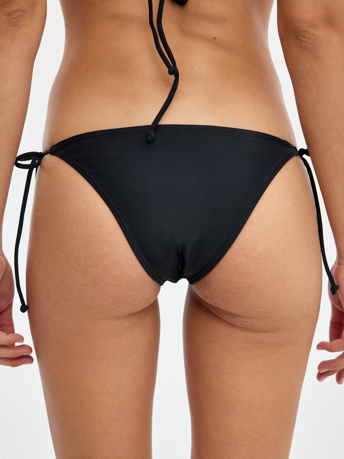 Knotted bikini bottoms black detail view