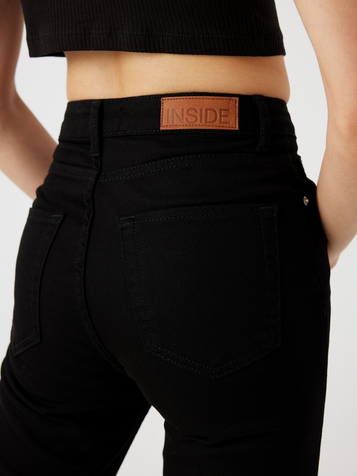 Jeans mom fit cinco bolsillos negro vista detalle