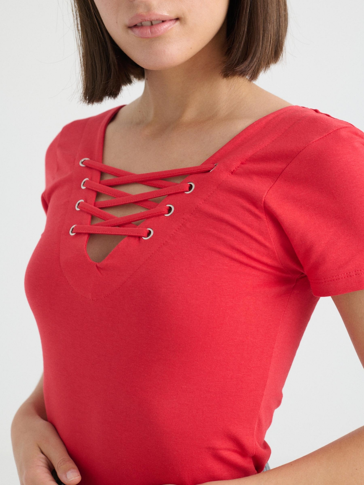 Camiseta lace up rojo vista detalle