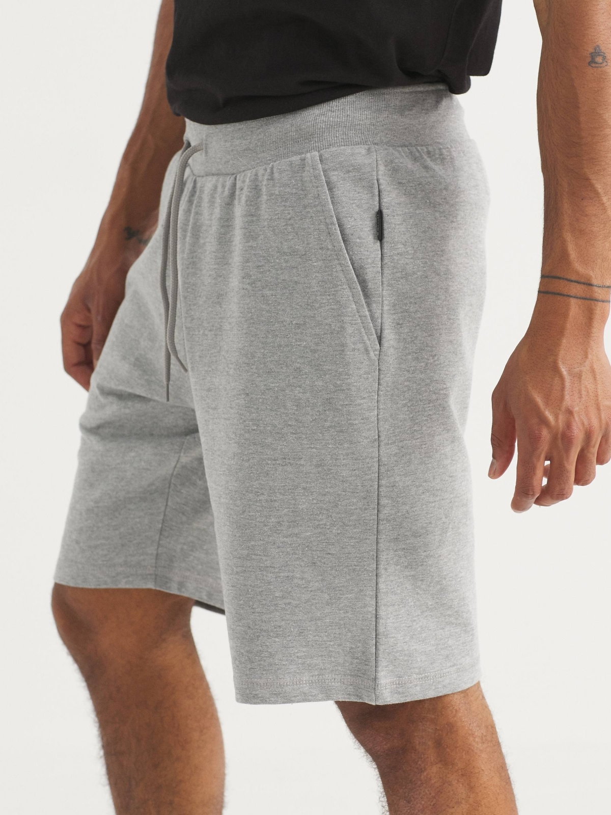 Bermuda jogger básica gris vista detalle