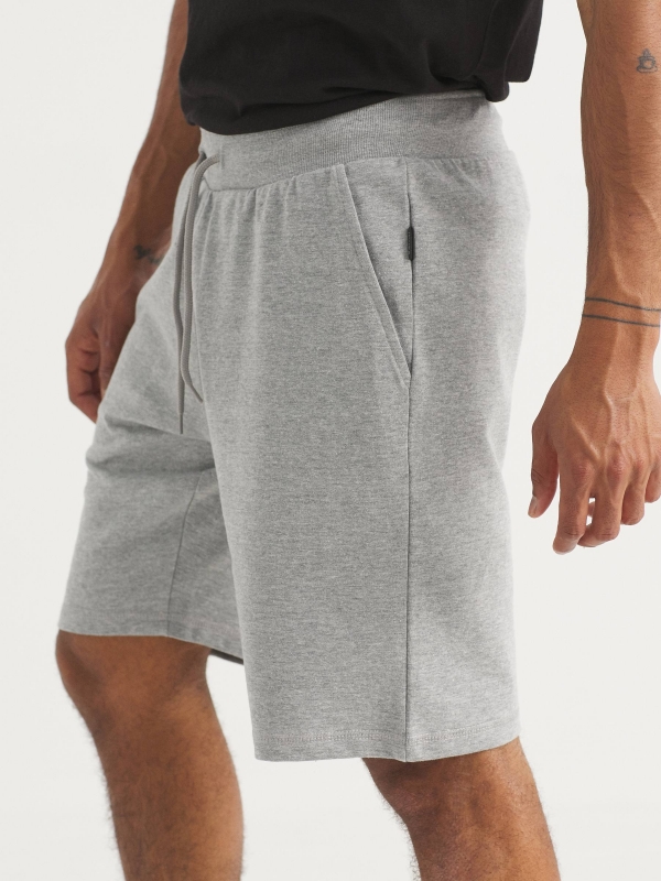 Bermuda jogger básica cinza vista detalhe