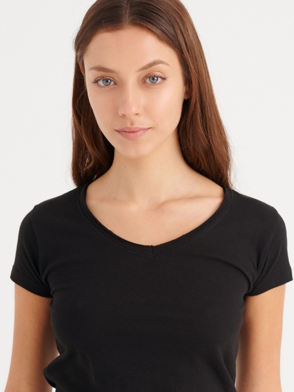 Camiseta básica cuello pico negro vista detalle