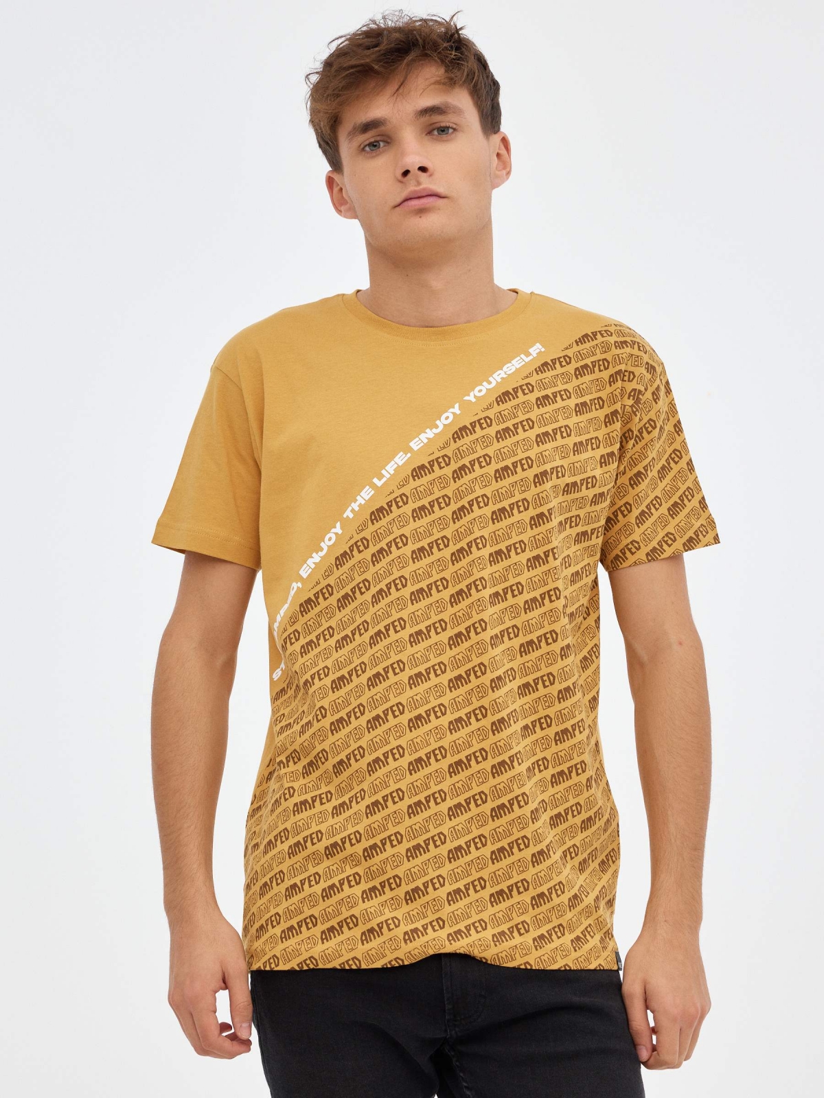 T-shirt com texto na diagonal