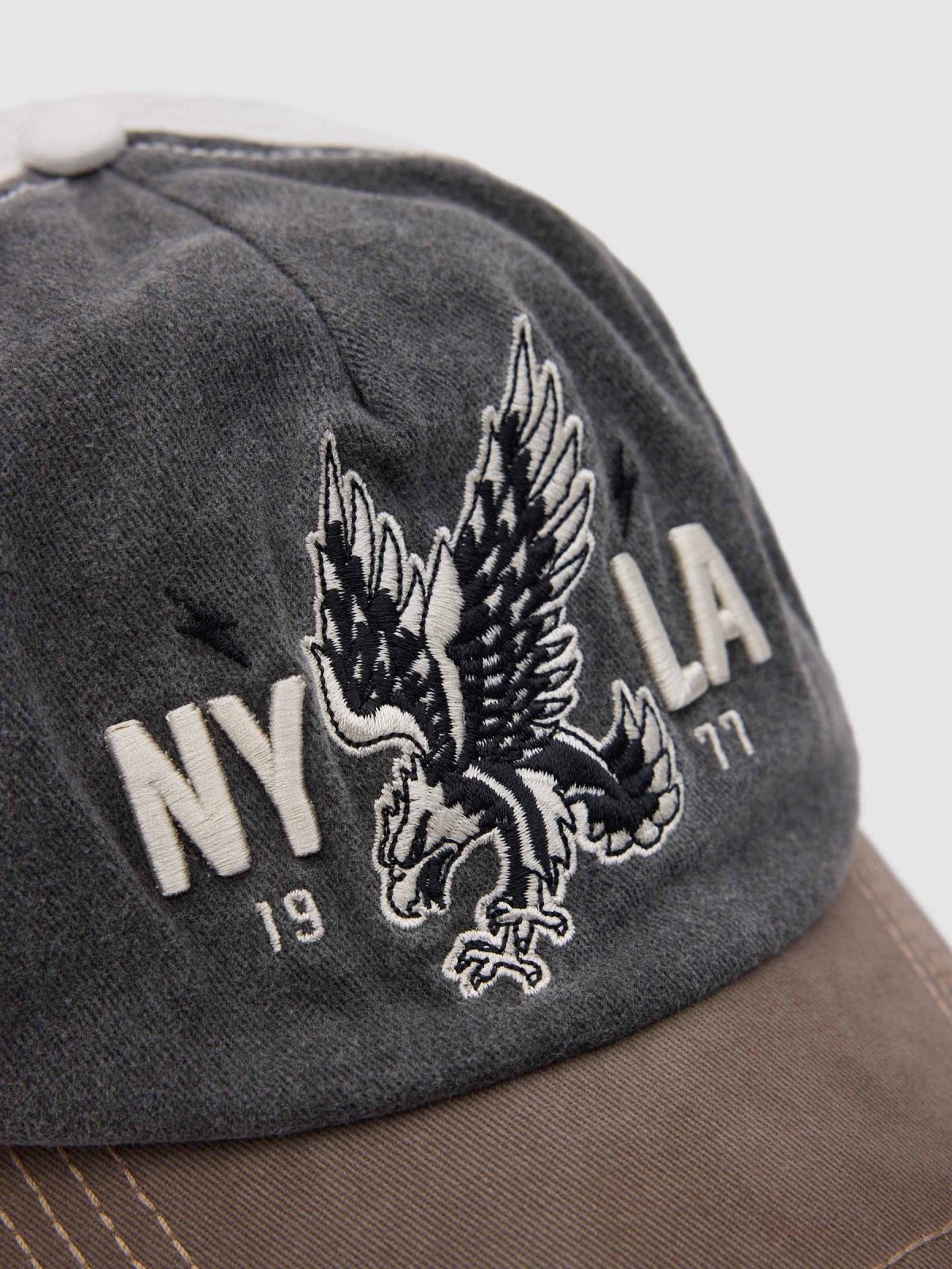 Gorra vintage águila gris oscuro vista detalle