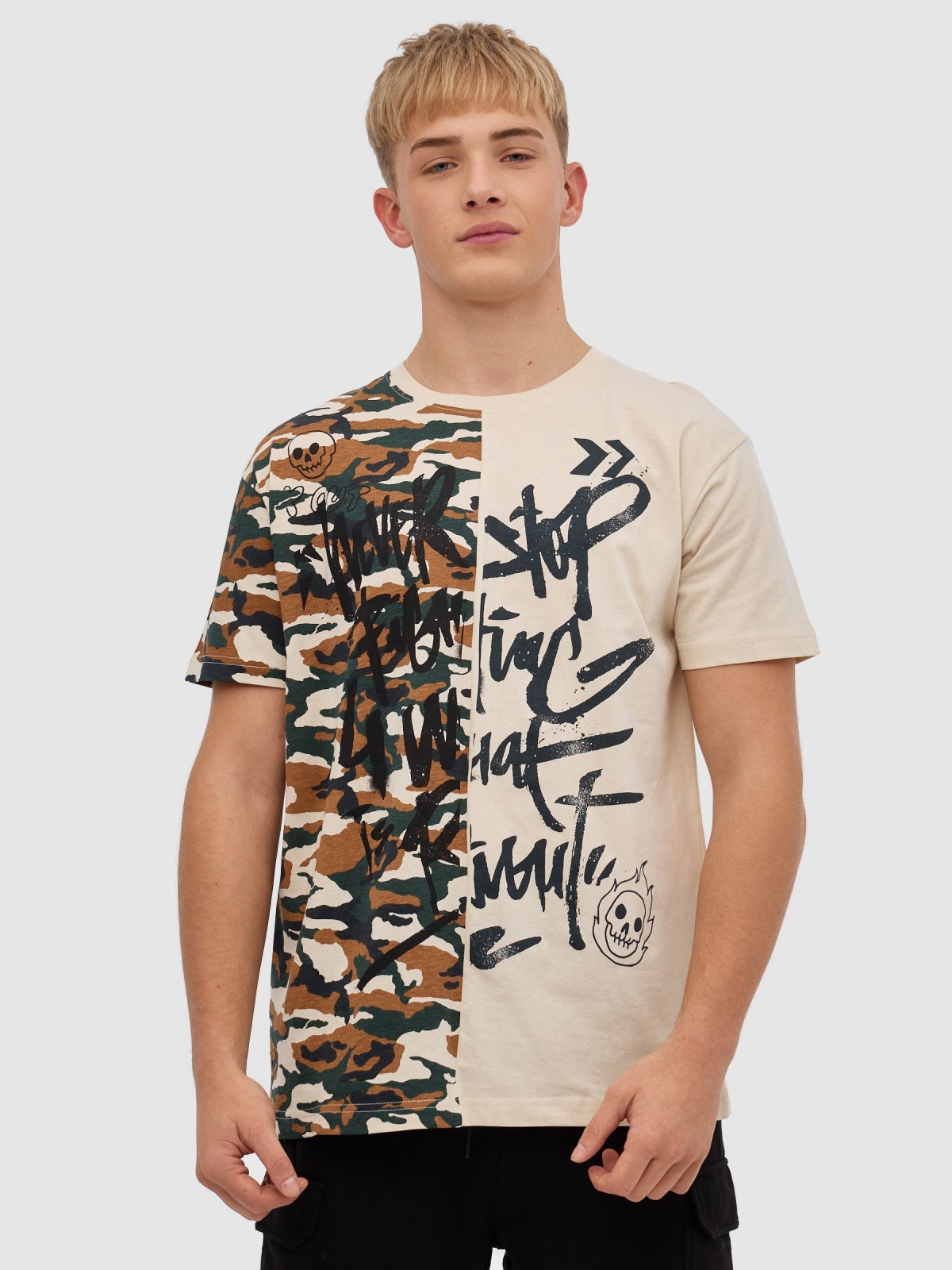 T-shirt de camuflagem com graffiti