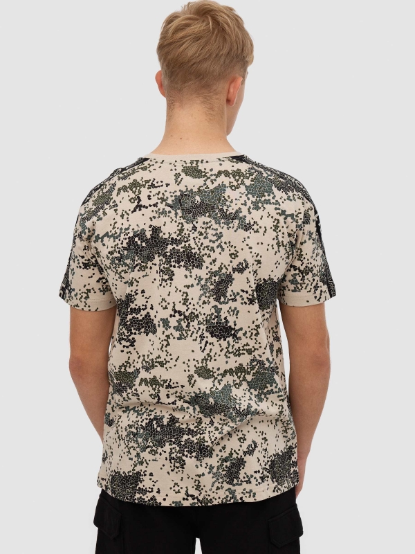 Camiseta camuflaje taupe vista media trasera