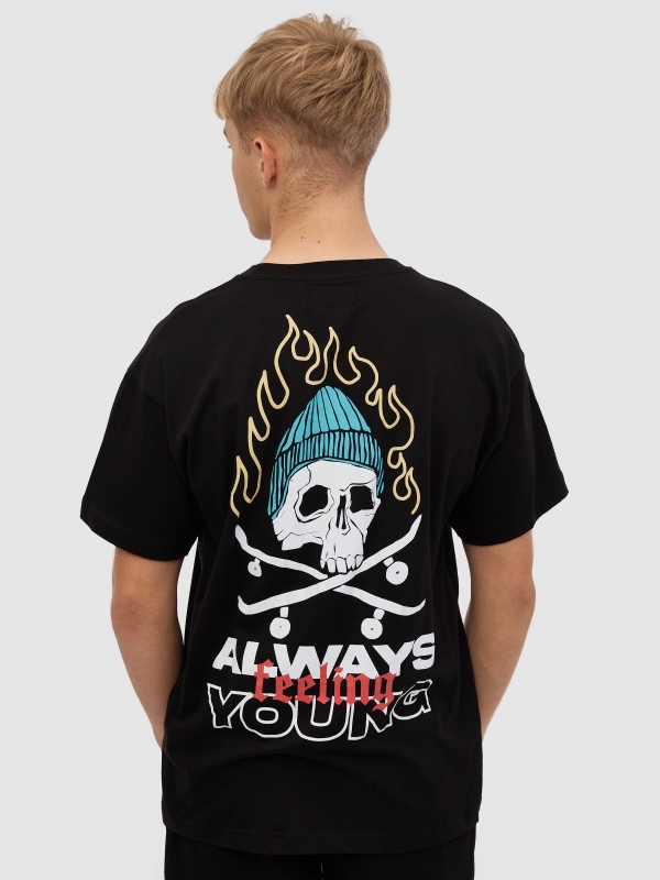 Camiseta calavera skater negro vista media trasera