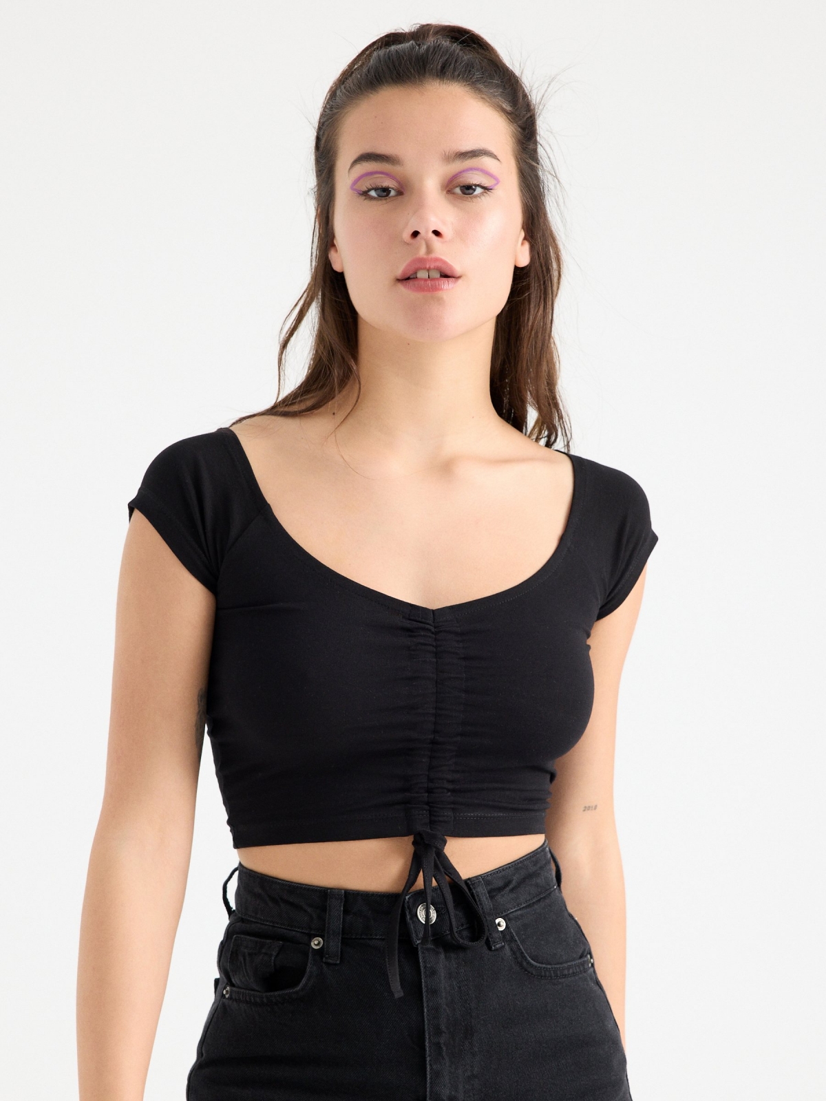 Camiseta cropped fruncido negro vista media frontal