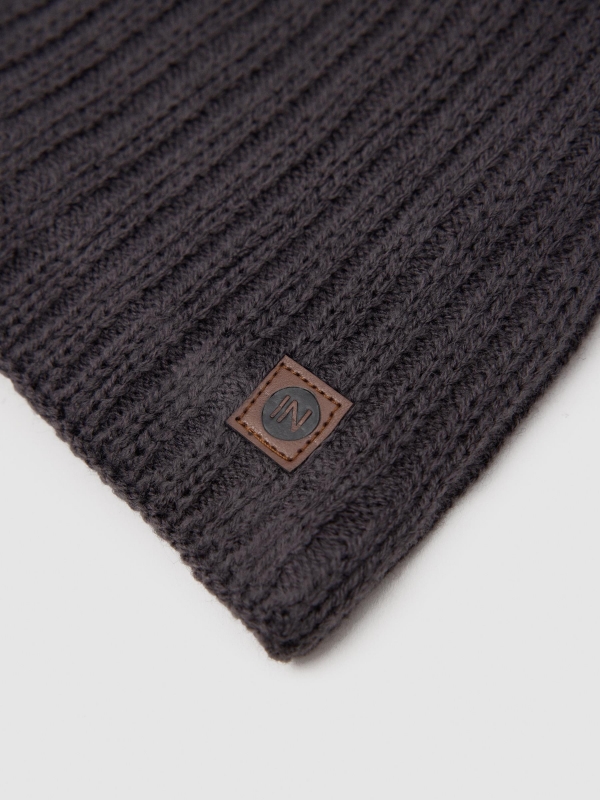 Basic knitted hat grey detail view