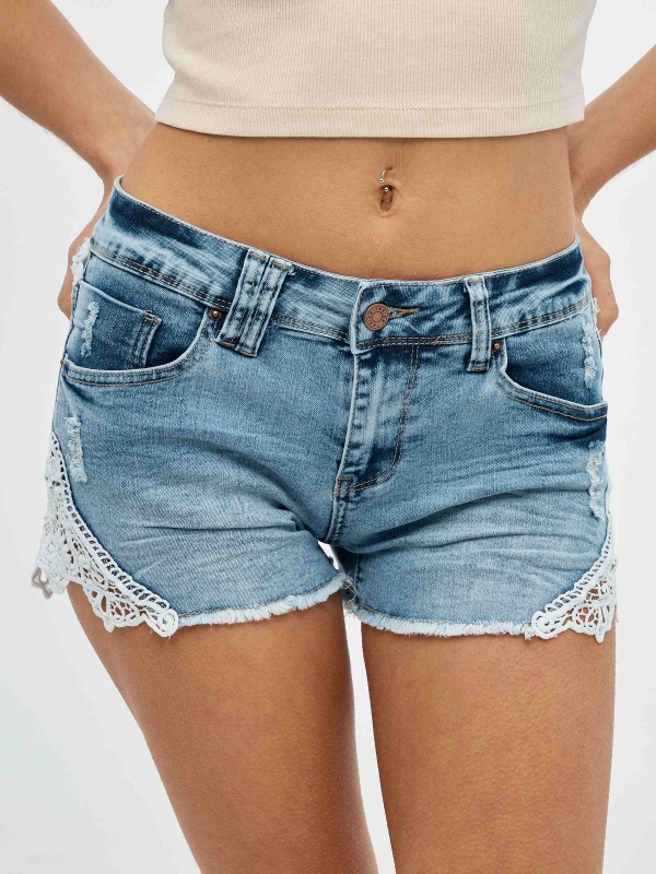 Short denim desgastado crochet azul vista detalle