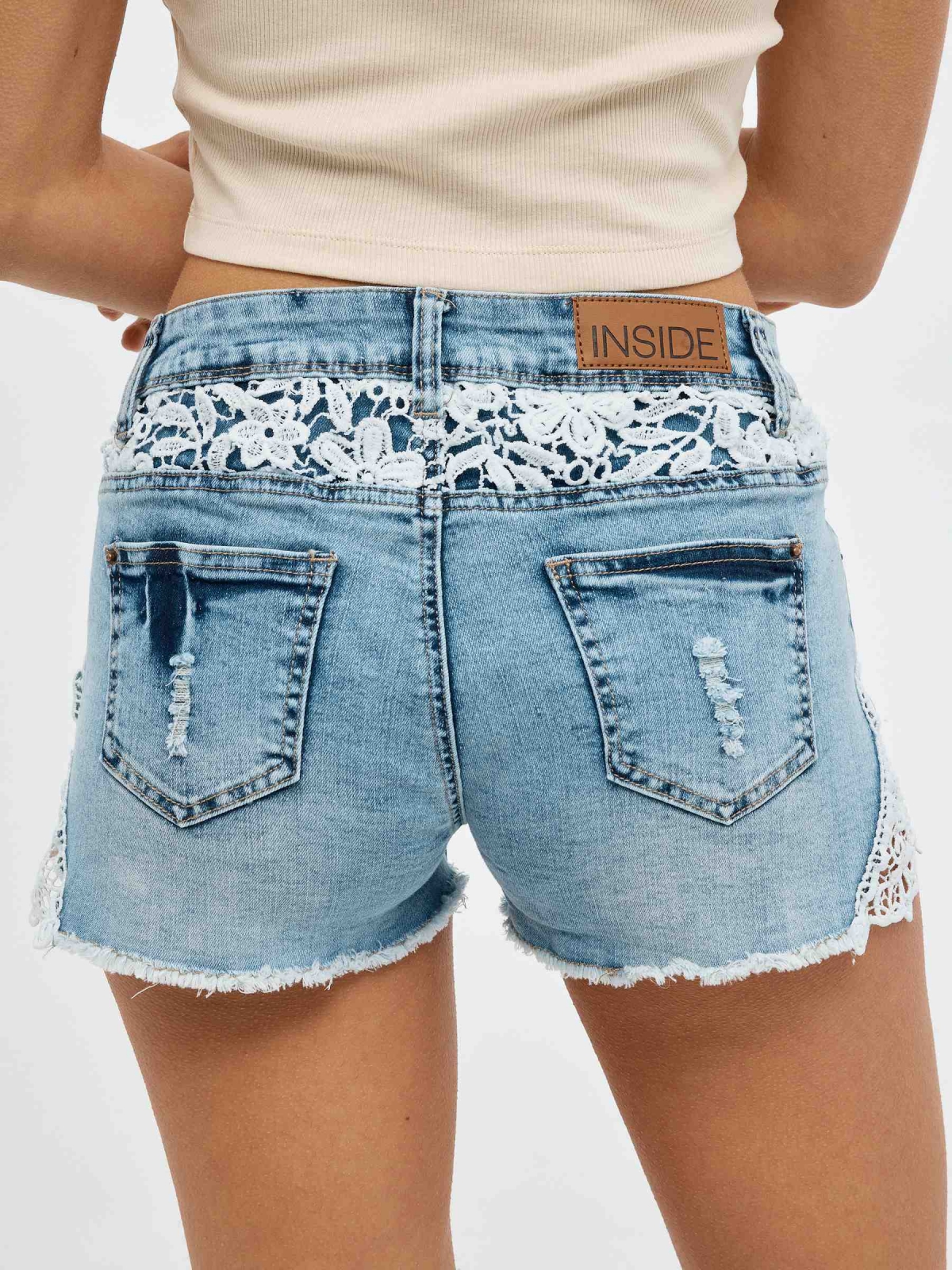 Shorts denim desgastados com crochê azul vista detalhe