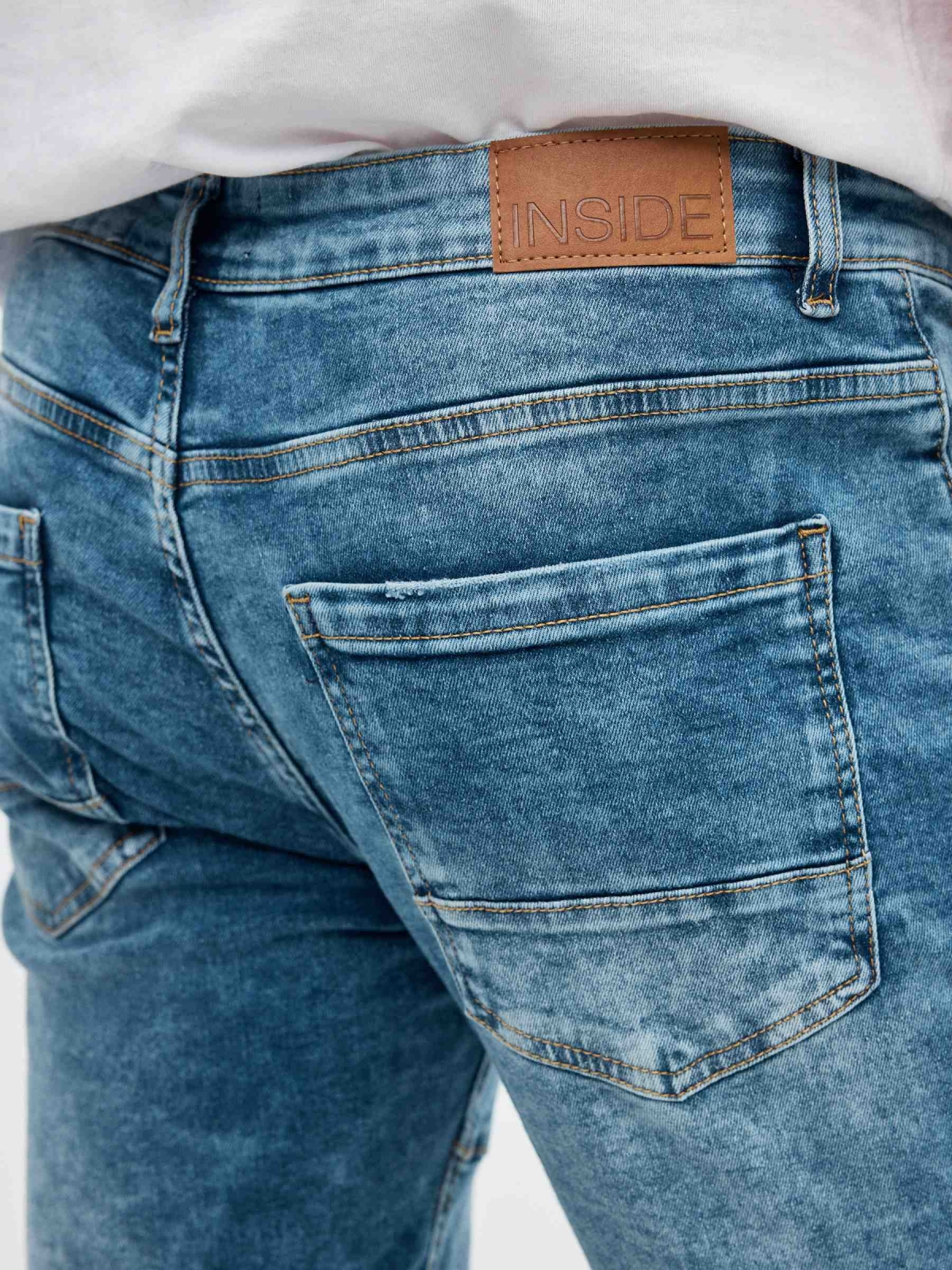 Bermuda denim azul lavada azul vista detalhe