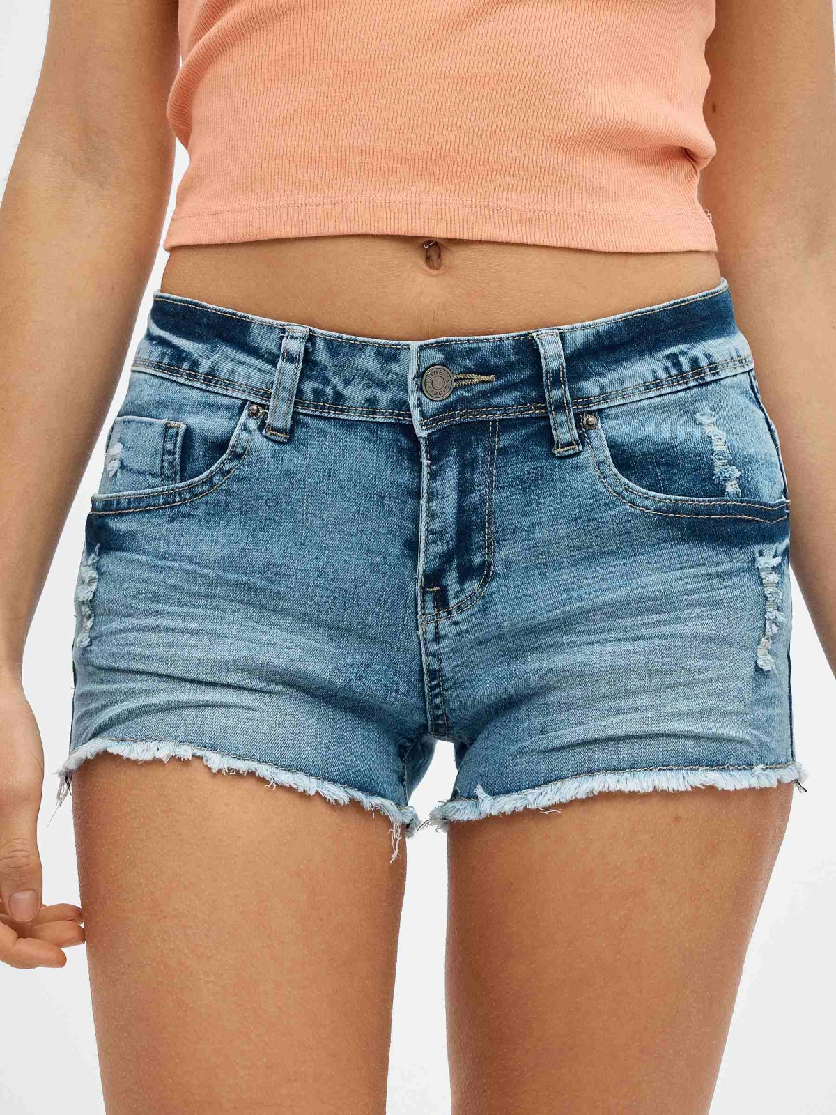 Short denim desgastado rotos azul vista detalle