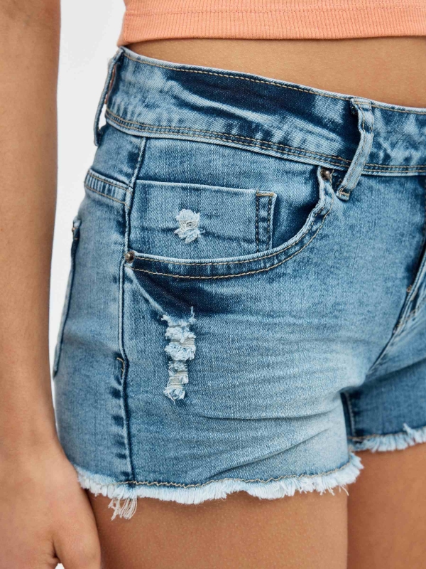 Short denim desgastado rotos azul vista detalle