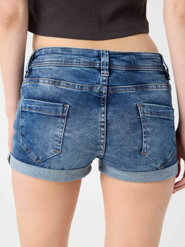 Short denim azul lavado e rasgado azul vista detalhe