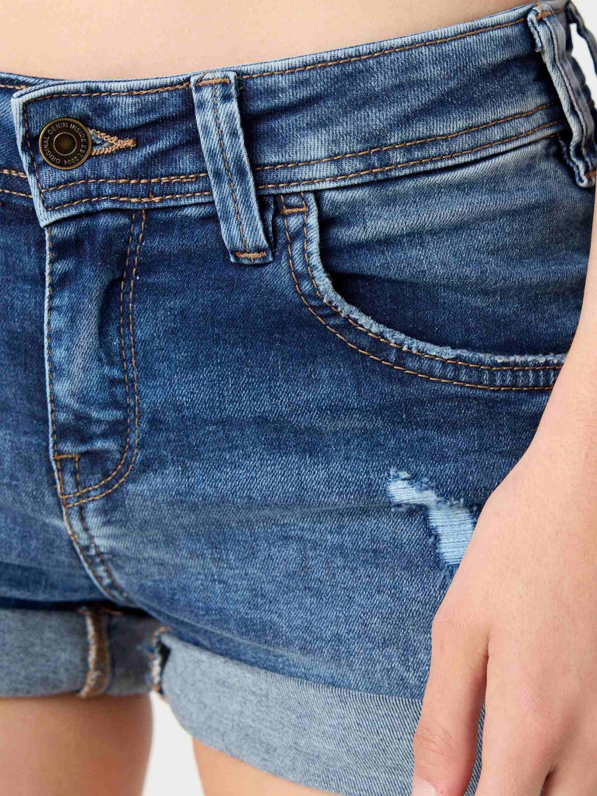 Short denim azul lavado e rasgado azul vista detalhe