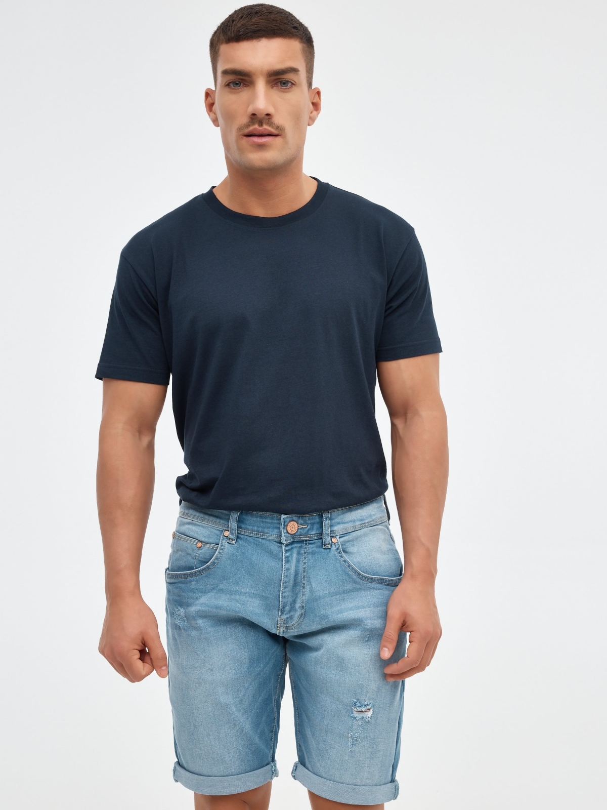 Bermuda denim com efeito lavado rasgado