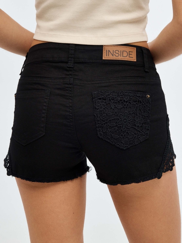 Short denim detalles crochet negro vista detalle